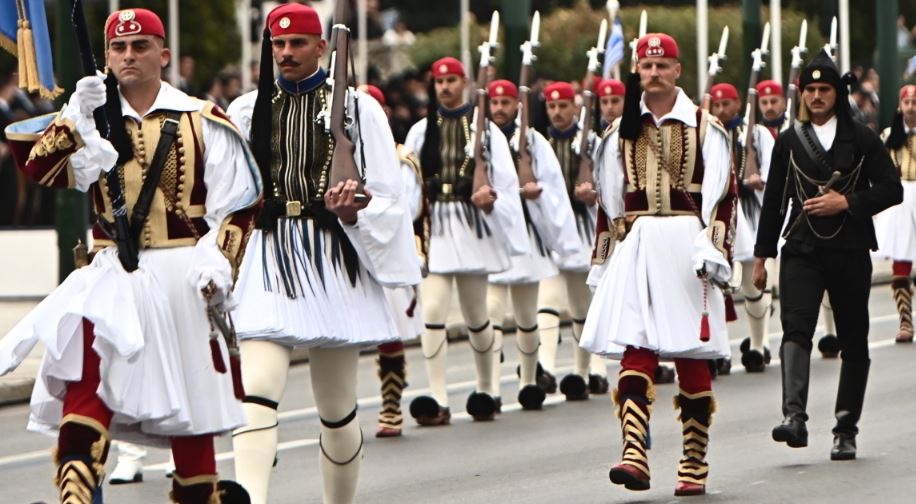 25η Μαρτίου: Η εντυπωσιακή παρέλαση της Προεδρικής Φρουράς στο Σύνταγμα - Δείτε βίντεο