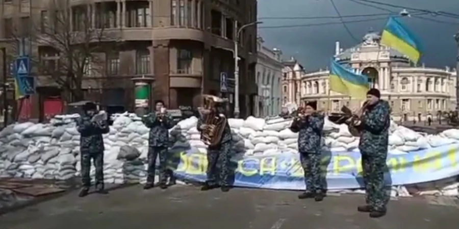 Πόλεμος στην Ουκρανία: Στρατιώτες παίζουν το «Don’t Worry, Be Happy» μπροστά στο οδόφραγμα – Συγκινητικό βίντεο