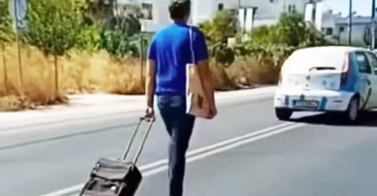«Ρε κάνε άκρη ρε»: Αχάμπαρος πεζός στη Ρόδο περπατάει στη μέση του δρόμου και τρελαίνει τους οδηγούς - Βίντεο