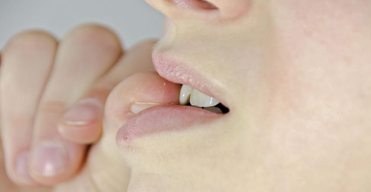 Πέντε λόγοι για να σταματήσετε να «τρώτε» τα νύχια σας