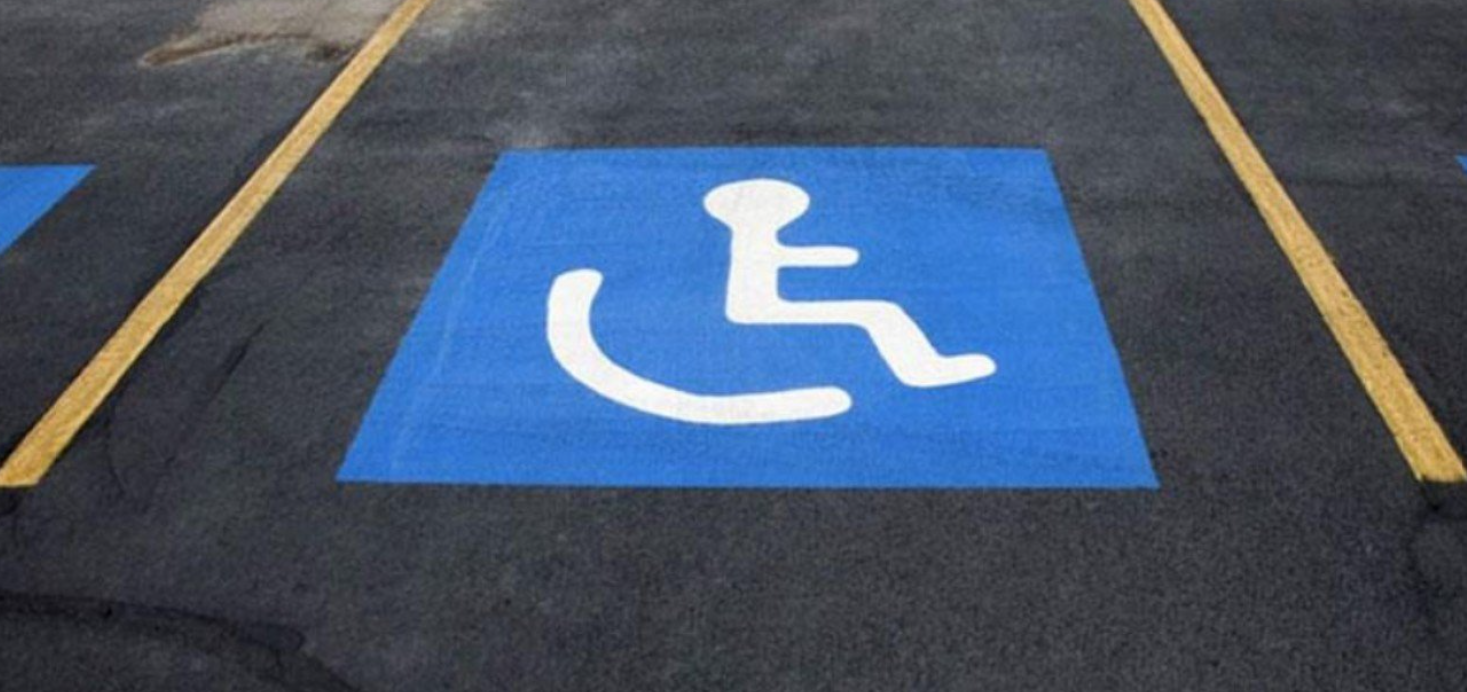 Βίντεο προκάλεσε σάλο: ΑμεΑ δεν είχε χώρο να παρκάρει λόγω.. περιπολικού - «Κάνει ότι θέλει η Αστυνομία...»