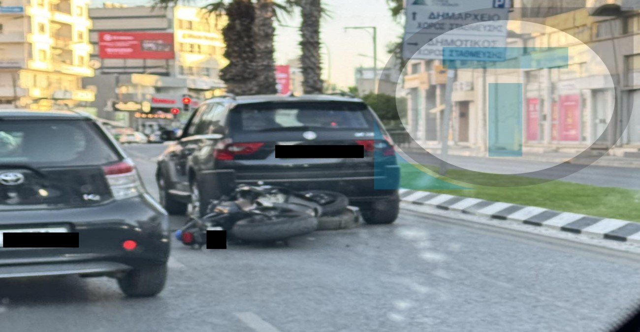 Μοτοσικλέτα συγκρούστηκε με αυτοκίνητο στον Στρόβολο - Κυκλοφοριακό κομφούζιο στο σημείο - Φωτογραφίες