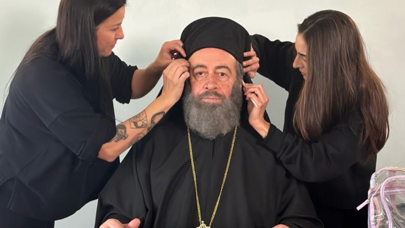 Famagusta: Δείτε τον Γρηγόρη Βαλτινό να μεταμορφώνεται στον Αρχιεπίσκοπο Μακάριο