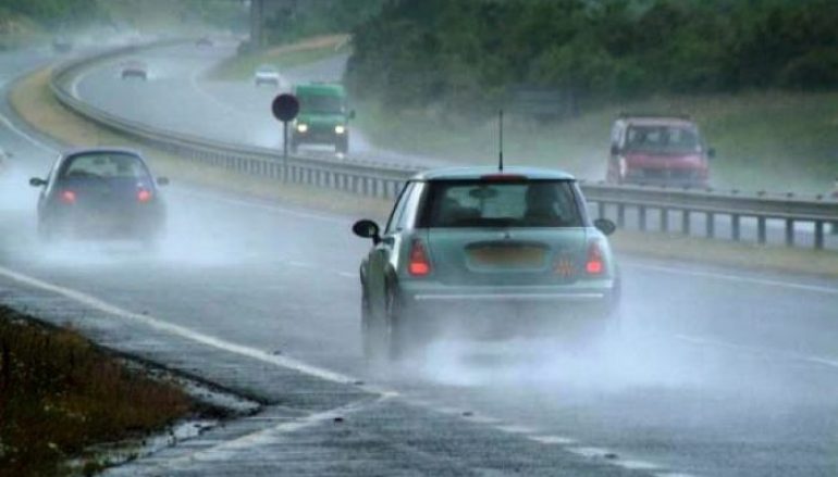 ΟΔΗΓΟΙ ΠΡΟΣΟΧΗ: Συσσώρευση νερού λόγω καταρρακτωδών βροχών στον αυτοκινητόδρομο
