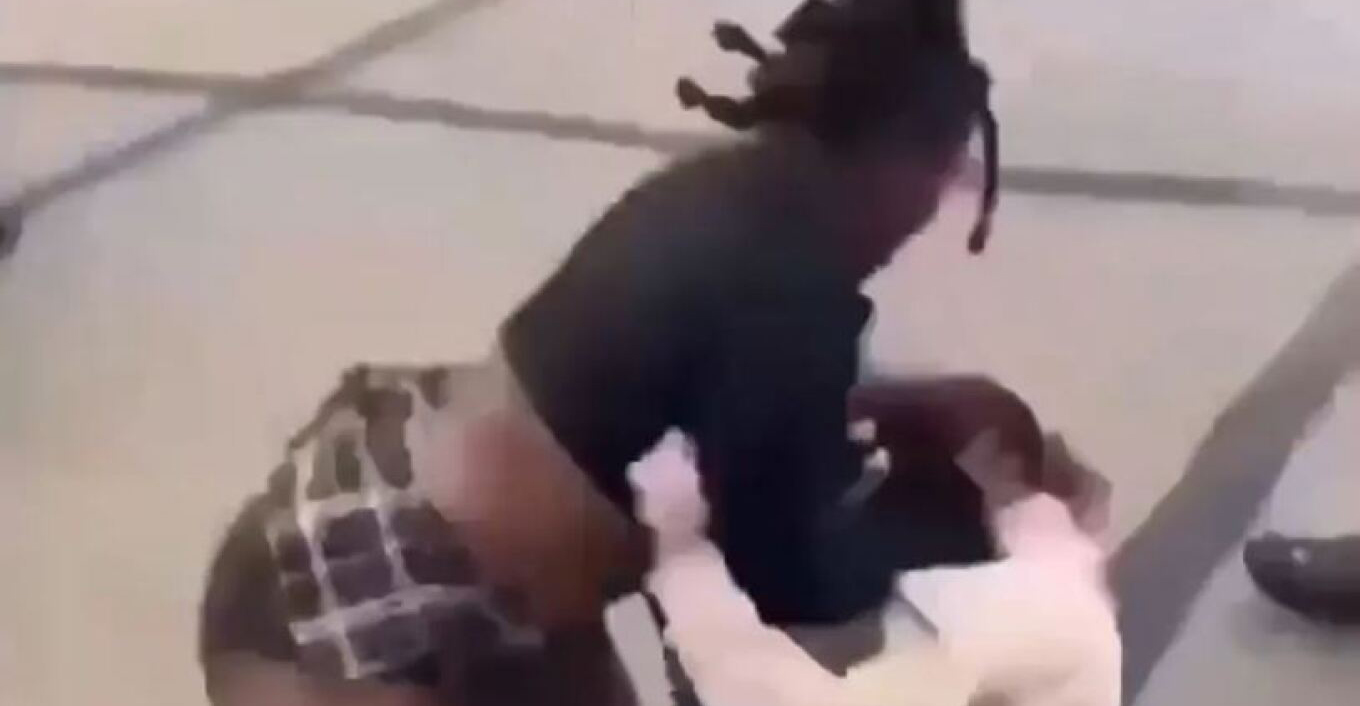 Προσοχή σκληρές εικόνες: 15χρονη στις ΗΠΑ χτύπησε το κεφάλι κοπέλας στο πεζοδρόμιο - Το θύμα δίνει μάχη για τη ζωή του 