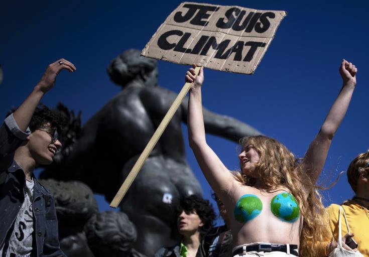 Επεισόδια στο Παρίσι στην πορεία για το κλίμα, όπου διείσδυσαν διαδηλωτές των Black Blocks