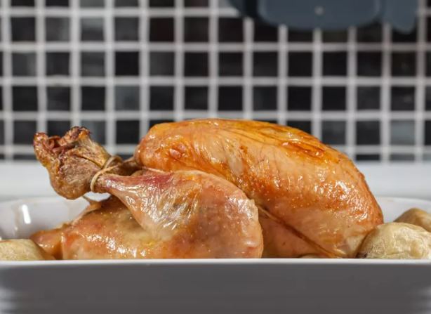 Πώς να κάνετε «οικονομία» στην κουζίνα: Φτιάχνουμε με ένα κοτόπουλο τρία φαγητά