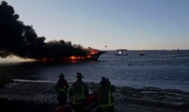 ΗΠΑ: Πλοίο-καζίνο τυλίγεται στις φλόγες - VIDEO