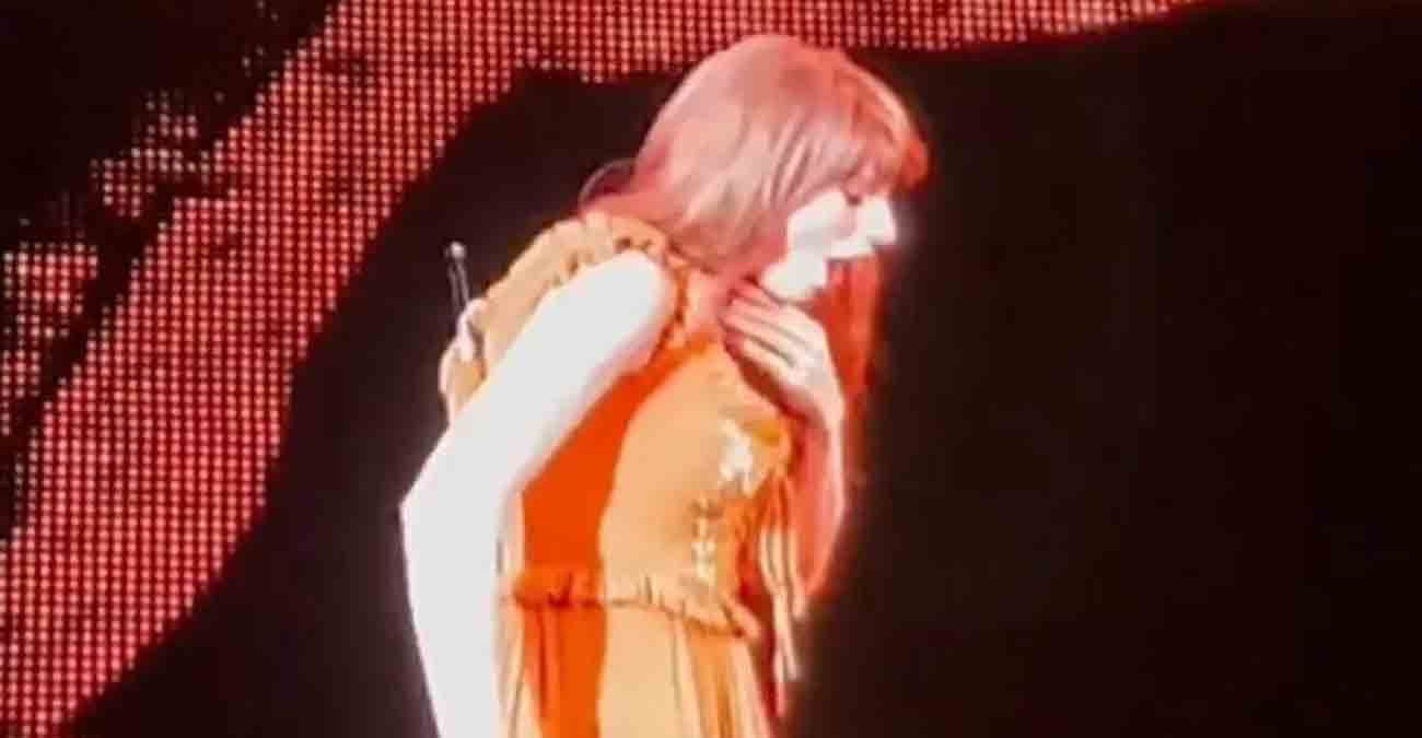 Η στιγμή που η Τέιλορ Σουίφτ κατάπιε έντομο κατά τη διάρκεια συναυλίας - Δείτε βίντεο 