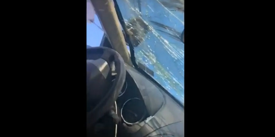 Ήταν εγκλωβισμένες στο όχημα τους μετά από τροχαίο και… έκαναν viral βίντεο – VIDEO
