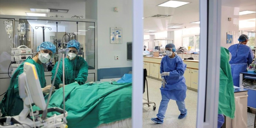 Αυξήθηκαν οι νοσηλείες - Μόλις 62 χρονών η γυναίκα που έφυγε από κορωνοϊό