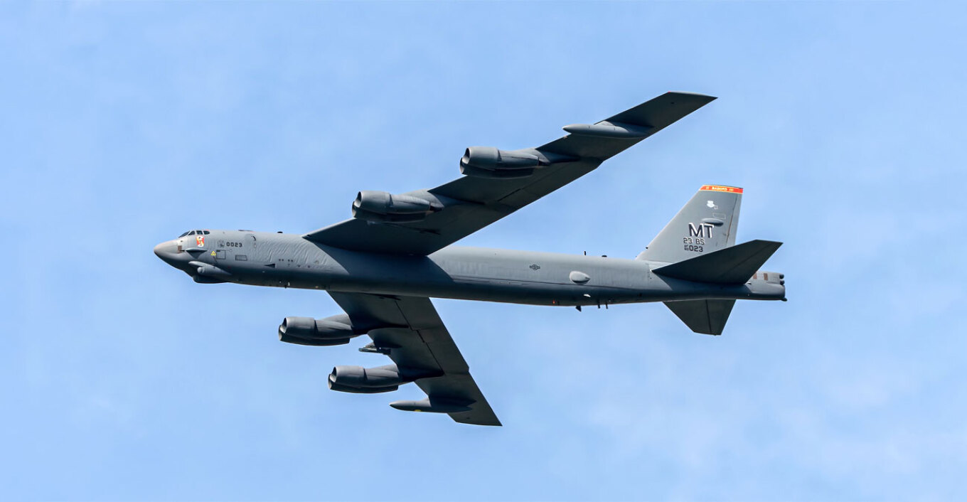 Βομβαρδιστικό B-52 συνετρίβη σε αεροπορική βάση στην Καλιφόρνια - Δείτε βίντεο