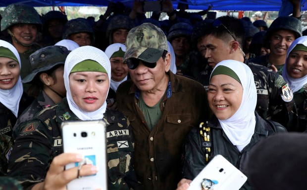 Στρατιωτικός νόμος στο Μιντανάο των Φιλιππινων – Ένοπλοι εξτρεμιστές στρατολογούν μαχητές του Ισλαμικού Κράτους στο νησί