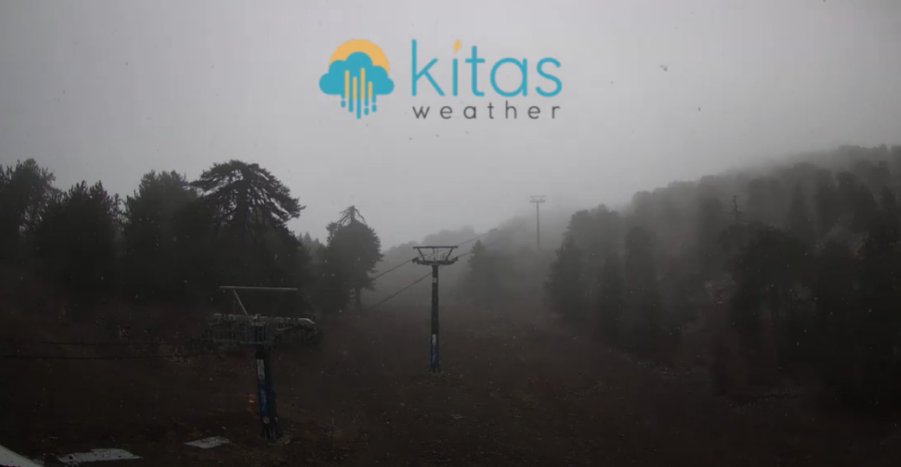 Είστε έτοιμοι για χιόνια; Άρχισαν να πέφτουν οι πρώτες νιφάδες χιονιού στο Τρόοδος - Δείτε live εικόνα