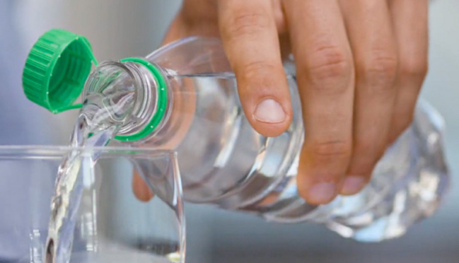 Πλαστικά μπουκάλια: Υποχρεωτική η προσάρτηση πωμάτων - Πότε τίθεται σε εφαρμογή 