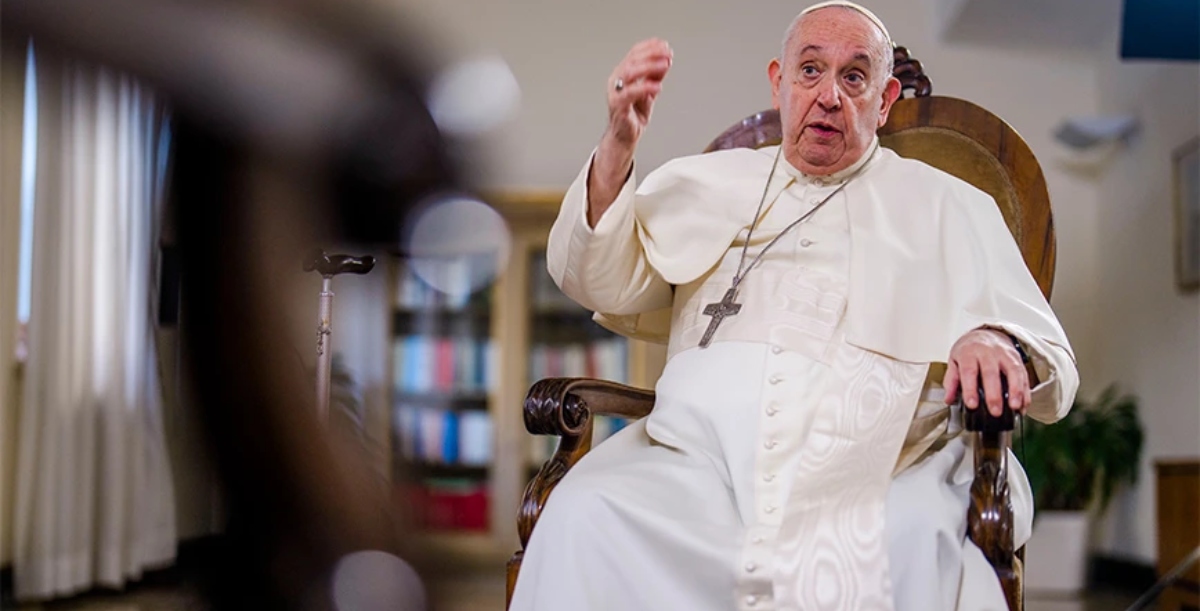 Ο πάπας Φραγκίσκος καταδίκασε το κάψιμο του Κορανίου – «Οποιοδήποτε βιβλίο θεωρείται ιερό θα πρέπει να γίνεται σεβαστό»