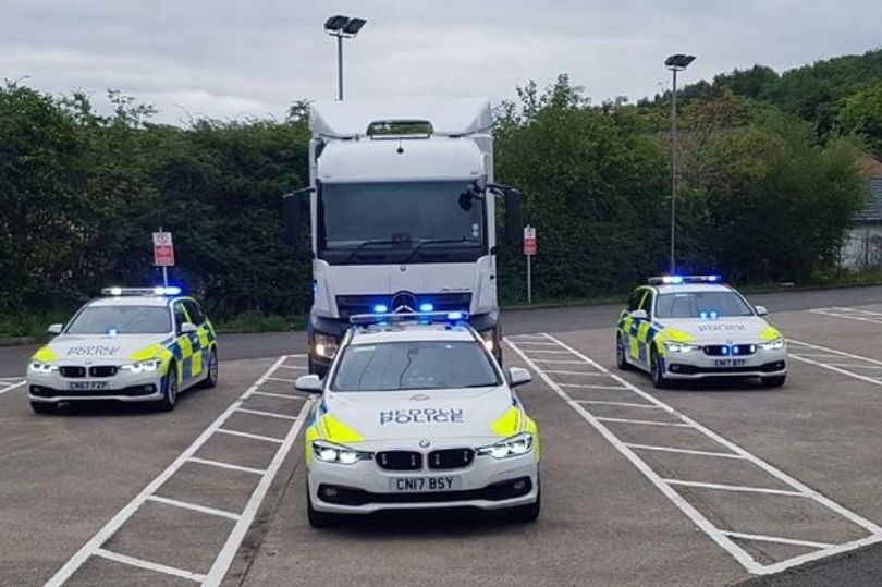 O απίστευτος τρόπος που βρήκε η Αστυνομία στην Ουαλία για να συλλαμβάνει τους οδηγούς που χρησιμοποιούν κινητό