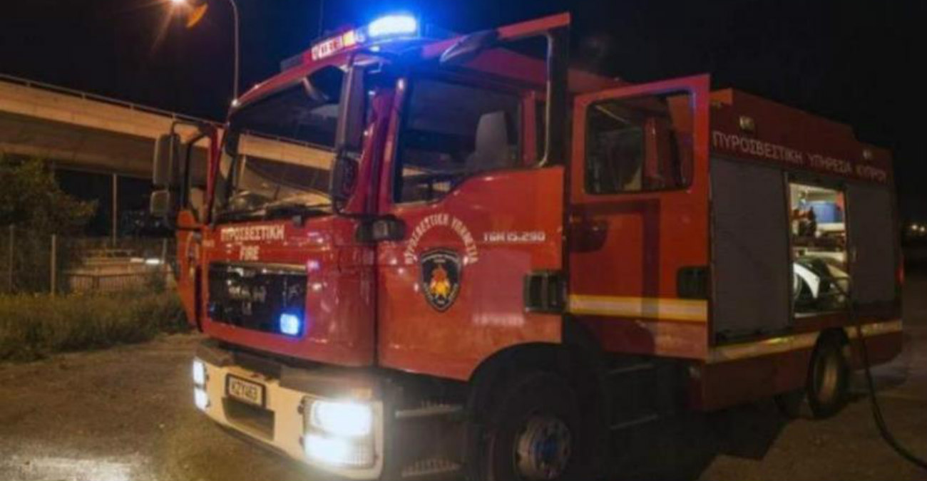 Όχημα εν κινήσει τυλίχθηκε στις φλόγες στον αυτοκινητόδρομο - Στο σημείο Αστυνομία και Πυροσβεστική