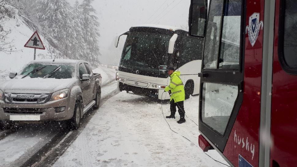 ΕΚΤΑΚΤΟ - ΤΡΟΟΔΟΣ: Εγκλωβίστηκε λεωφορείο με 25 επιβάτες στα χιόνια - ΦΩΤΟΓΡΑΦΙΑ