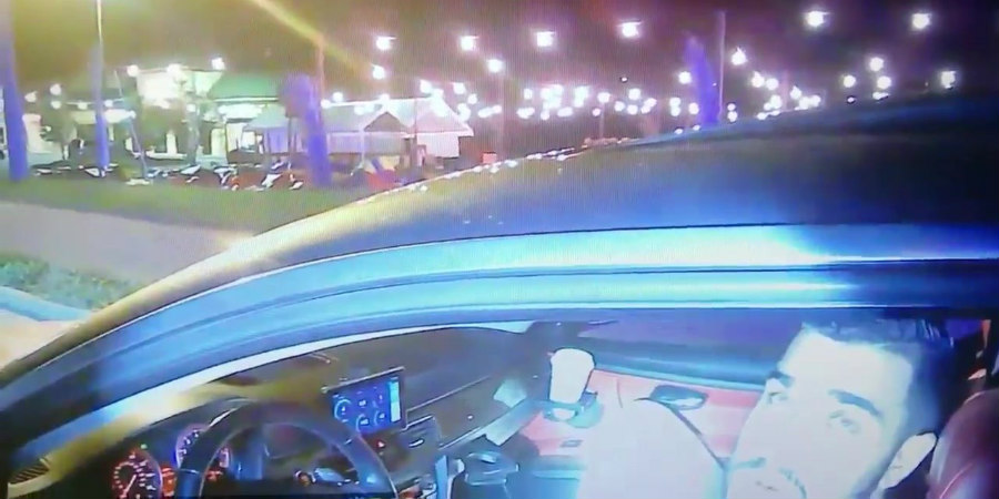 Έτρεχε με το αυτοκίνητο αλλά η δικαιολογία του άφησε τους αστυνομικούς άφωνους - VIDEO