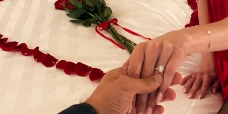 Η επώνυμη Κύπρια δέχθηκε πρόταση γάμου σε ένα ρομαντικό σκηνικό που την έκανε να δακρύσει