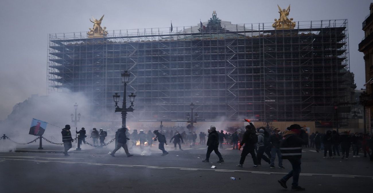 Γαλλία: 3,5 εκατ. διαδηλωτές βγήκαν στους δρόμους – Δεν έλειψαν τα βίαια επεισόδια