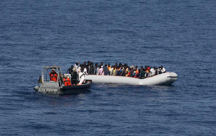 Υγφος τάφος η Μεσόγειος: 55 σοροί ανασύρθηκαν από ναυάγιο πλοίου που μετέφερε μετανάστες και πρόσφυγες 
