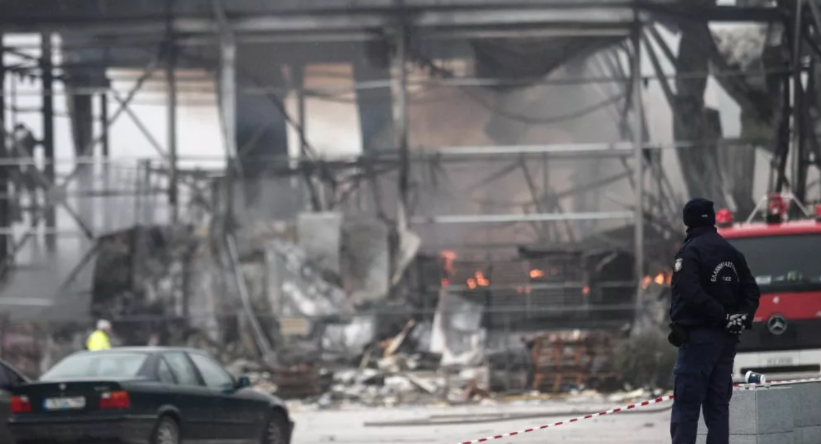 Έκρηξη στα Τρίκαλα: Είχαν επιλέξει τη νυχτερινή βάρδια για τα παιδιά τους - Τα πρόσωπα της τραγωδίας και τα σενάρια