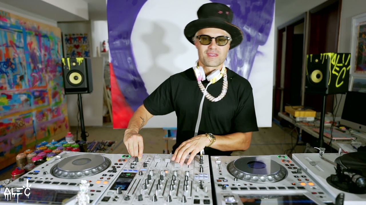 Ο Alec Monopoly διασκέδασε σε γνωστό beach club της Μυκόνου - Πέρασε χρόνο με τον Mr Thank You