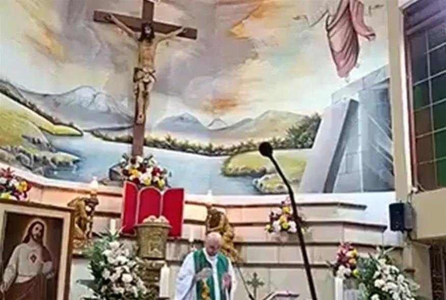 VIDEO: Σοκ στον Ισημερινό - Ιερέας σκοτώθηκε όταν έπεσε πάνω του σταυρός