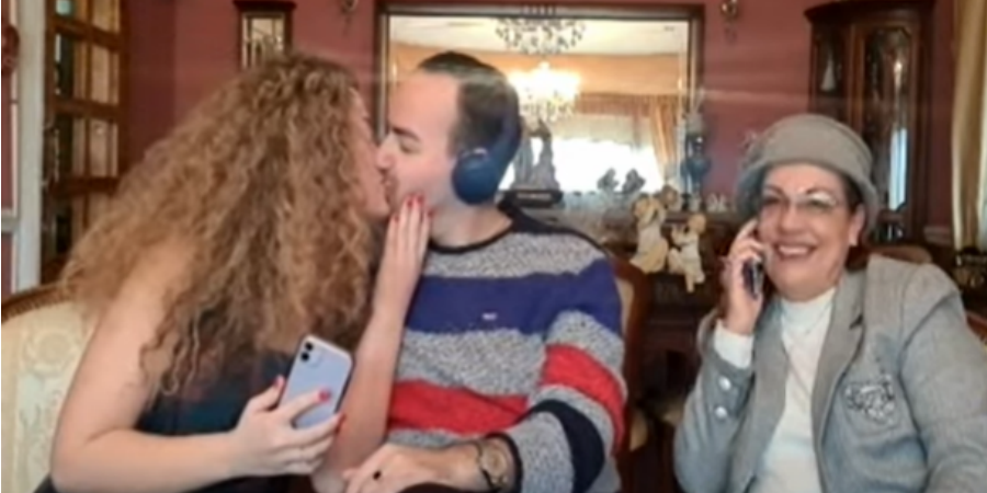 Μαυρίκιος Μαυρικίου: Το καυτό φιλί on camera με την 22χρονη μέλλουσα σύζυγό του! (Βίντεο)