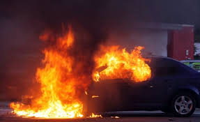 ΕΚΤΑΚΤΟ-ΛΕΜΕΣΟΣ: Όχημα τυλίχτηκε στις φλόγες