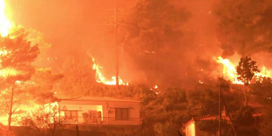 Καίγονται σπίτια από τη φωτιά στη λίμνη Εύβοιας – Αποκαρδιωτικές εικόνες