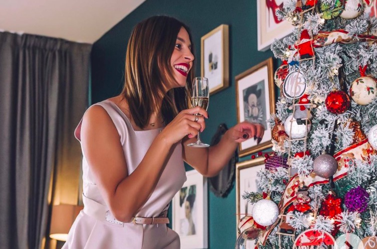Kωνσταντίνα Ευριπίδου: Στόλισε το χριστουγεννιάτικο δέντρο της πίνοντας σαμπάνια και πόζαρε τρισευτυχισμένη