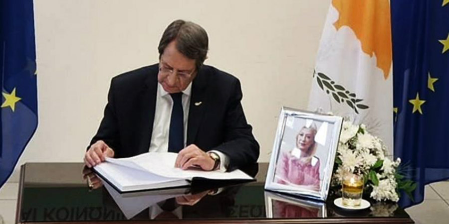  Με βουρκωμένα μάτια ο Πρόεδρος Αναστασιάδης - Υπέγραψε το βιβλίο συλλυπητηρίων για την Ζέτα Αιμιλιανίδου
