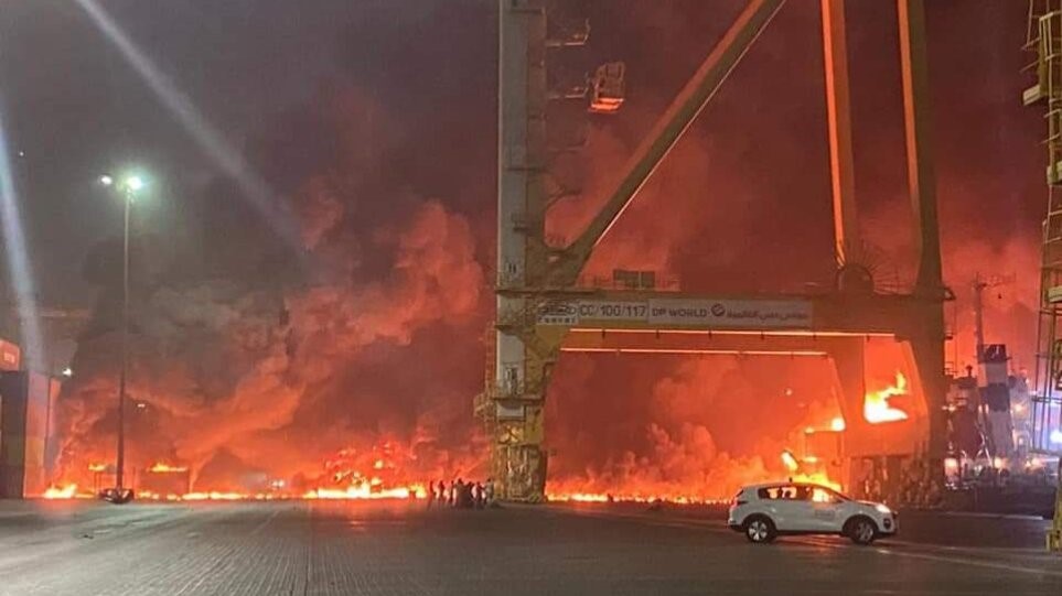 Τεράστια έκρηξη ταρακούνησε το Ντουμπάι: Ανατινάχθηκε φορτηγό πλοίο στο λιμάνι Jebel Ali - ΒΙΝΤΕΟ 