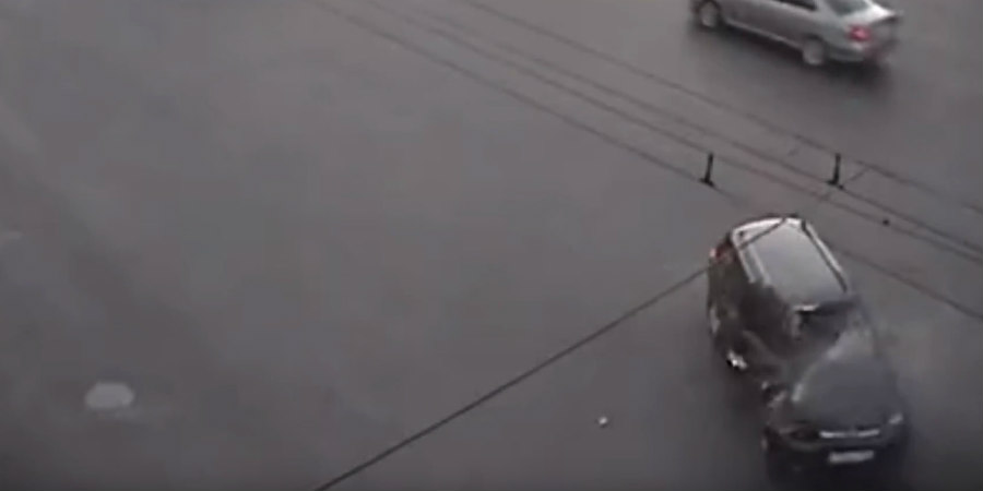 ΣΚΛΗΡΕΣ ΕΙΚΟΝΕΣ: Μοτοσικλετιστής πεθαίνει όταν αυτοκίνητο του κόβει το δρόμο - VIDEO