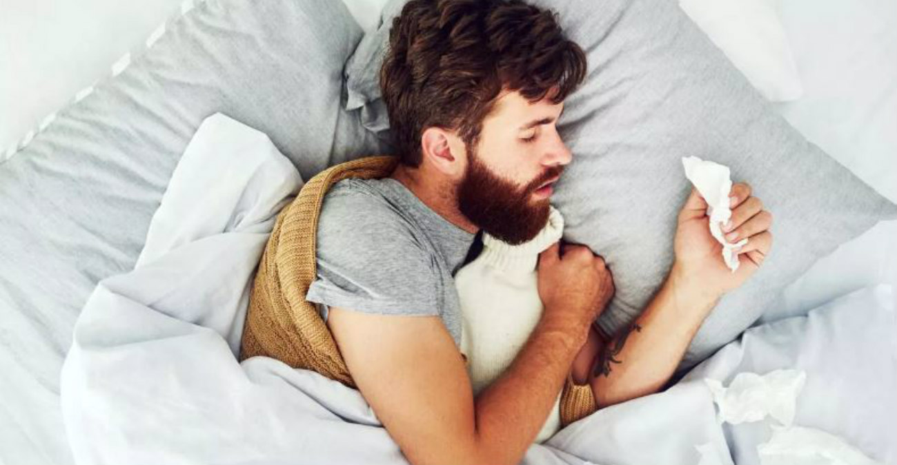 Κρυολόγημα: Προσπαθείτε να κοιμηθείτε με βουλωμένη μύτη; 5 tips για να τα καταφέρετε