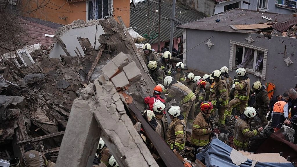 Τραγική εξέλιξη: Ένας νεκρός από την κατάρρευση δύο κτιρίων στο Φατίχ της Κωνσταντινούπολης 