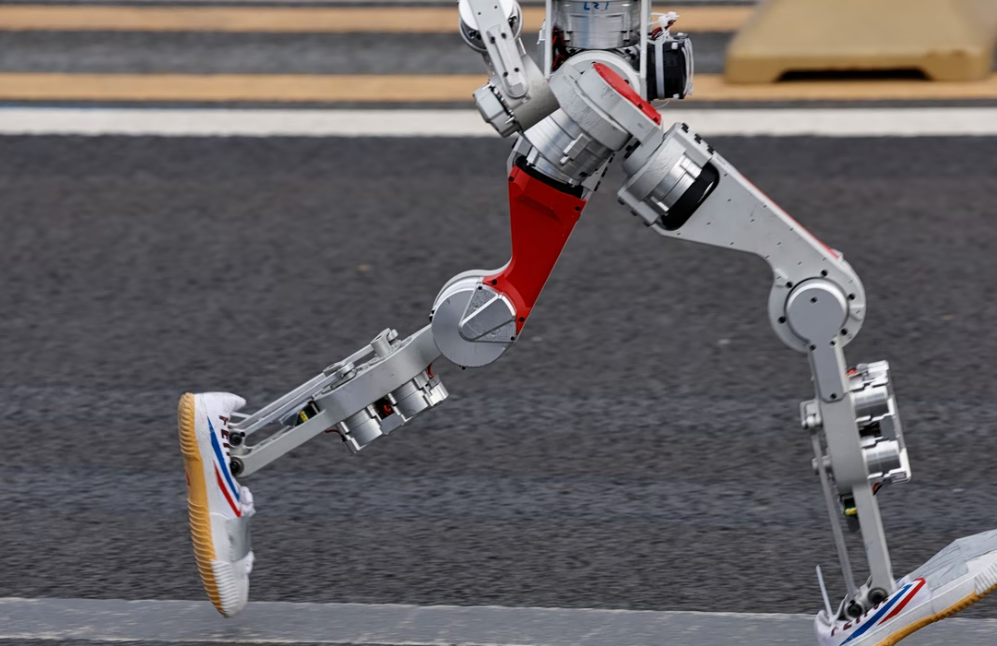 Πεκίνο: Ανθρωποειδές ρομπότ κατέρριψε το ανθρώπινο παγκόσμιο ρεκόρ σε ημιμαραθώνιο