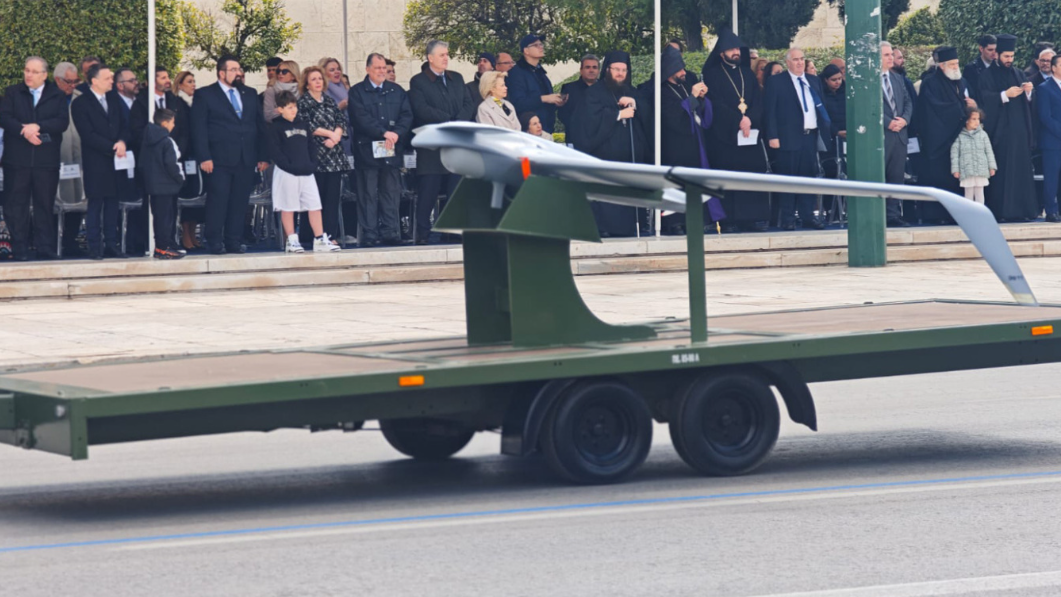 VIDEO: Έλαμψαν τα drones στην παρέλαση της 25ης Μαρτίου - Εντυπωσίασαν άρματα, πεζοναύτες και μαχητικά
