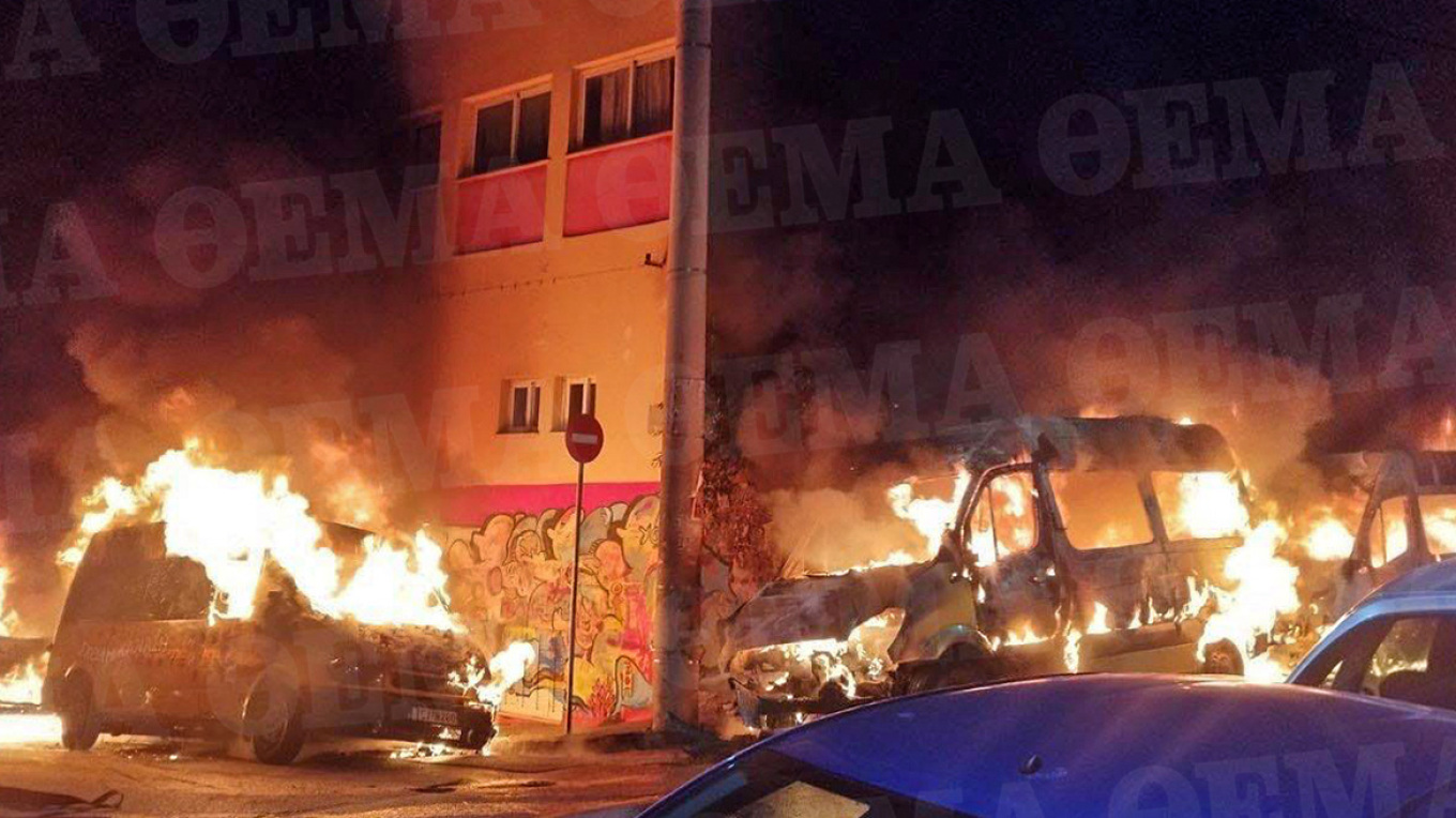 Εμπρηστική επίθεση στου Ζωγράφου: Βγήκαν από την Πανεπιστημιούπολη και έκαψαν 5 σχολικά, 3 ΙΧ και 3 μηχανές