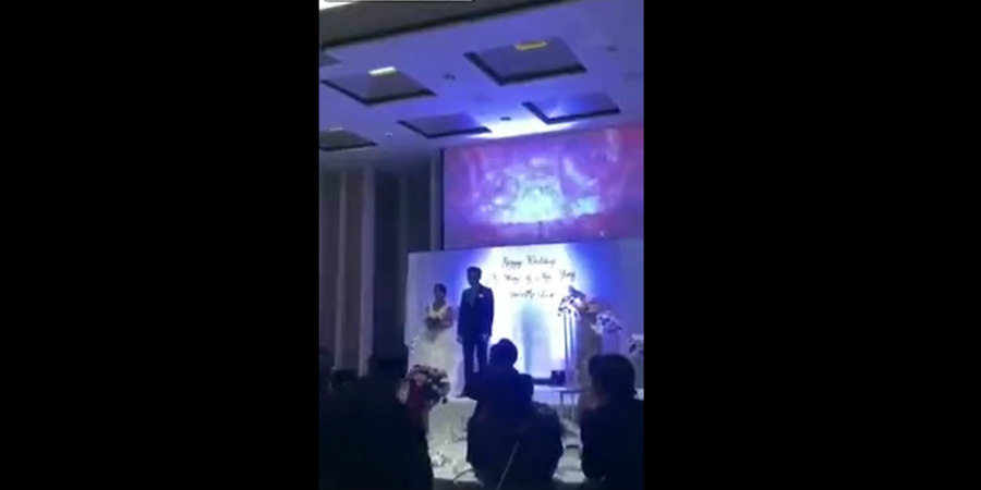 Απίστευτο περιστατικό σε γάμο: Ο γαμπρός έδειξε βίντεο με τη νύφη να τον απατάει – VIDEO