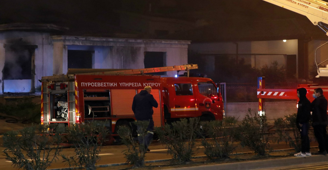 Πυρκαγιά σε δυο οχήματα και μια αποθήκη - Έτρεχε η Πυροσβεστική 