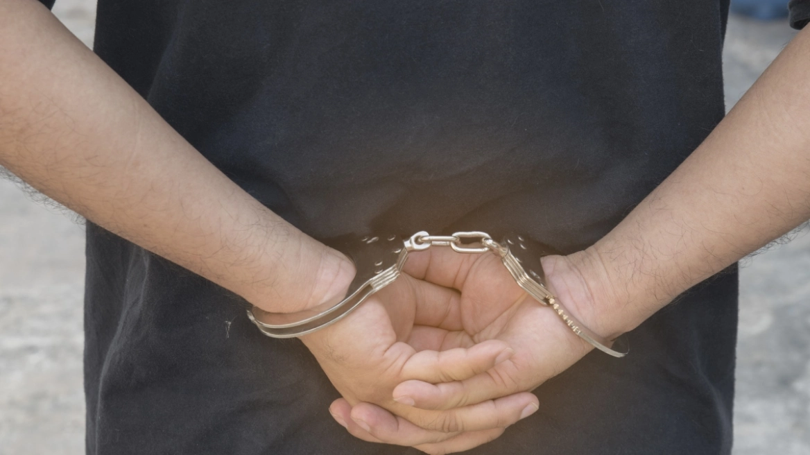 Στη φυλακή νεαρός που απειλούσε να σκοτώσει τη μητέρα του στη Θεσσαλονίκη - Ισχυρίστηκε ότι επηρεάστηκε από σειρές στο διαδίκτυο