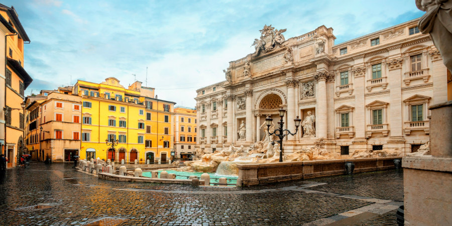 Ρώμη: «Βαρύ» πρόστιμο σε τουρίστα επειδή... έτρωγε στα σκαλιά συντριβανιού