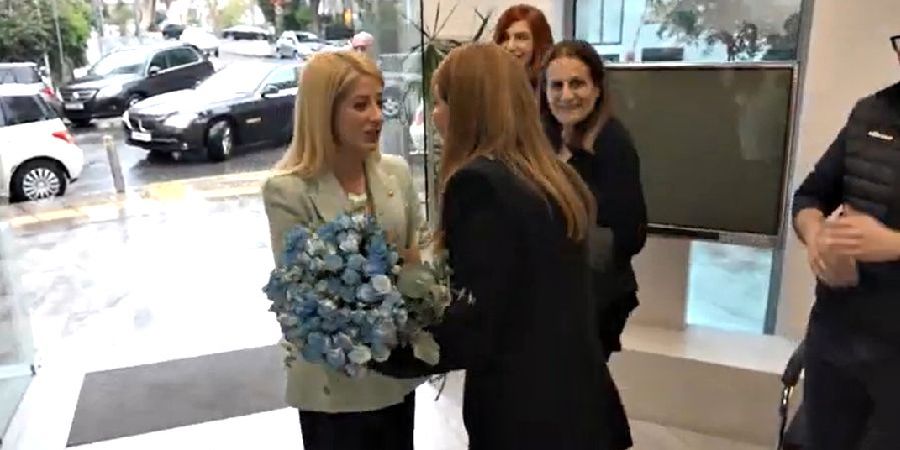 «Καλωσόρισες σπίτι σου» - Με χειροκροτήματα και γαλάζια τριαντάφυλλα υποδέχτηκαν την Αννίτα στην Πινδάρου - Δείτε βίντεο