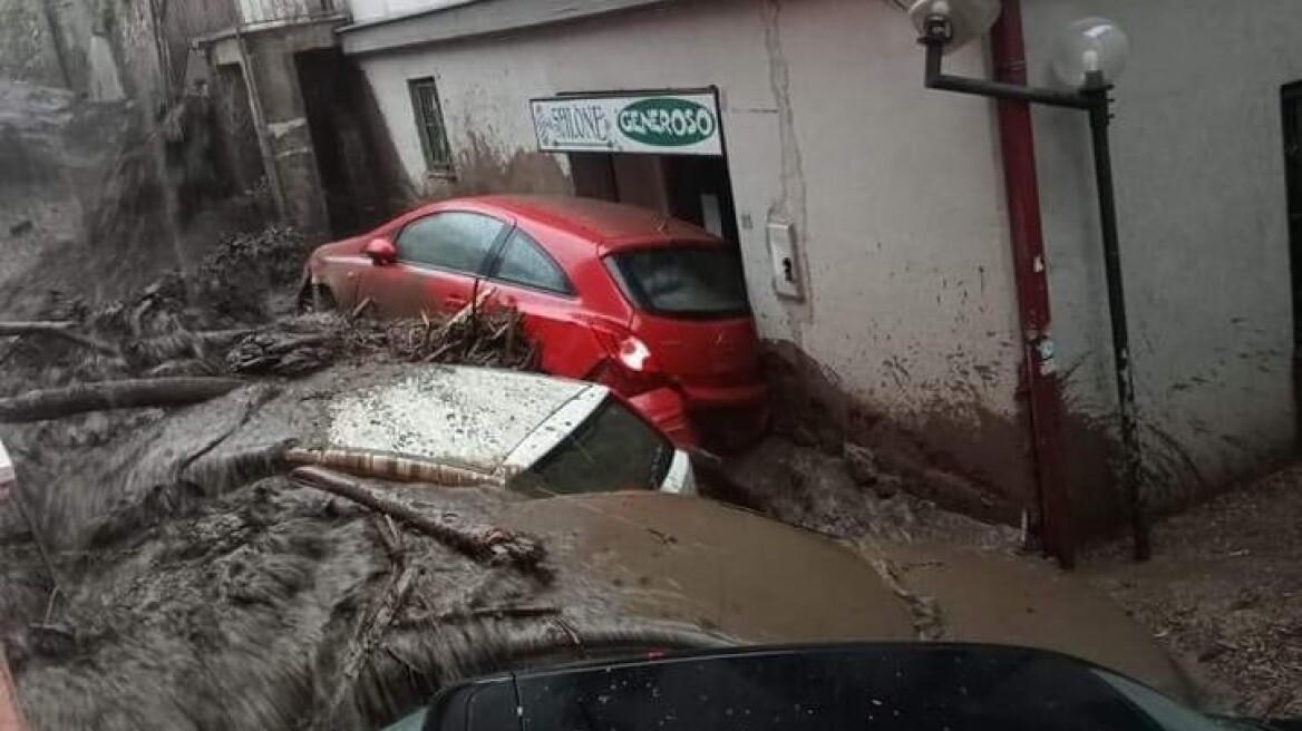 Ισχυρές βροχοπτώσεις στη νότια Ιταλία: Χείμαρροι παρέσυραν αυτοκίνητα - Δείτε βίντεο