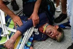 Μαραντόνα: Δακρυγόνα, τραυματίες και συλλήψεις στο λαϊκό προσκύνημα, το οποίο παρατάθηκε κατά τρεις ώρες! (ΒΙΝΤΕΟ-ΦΩΤΟΓΡΑΦΙΕΣ)