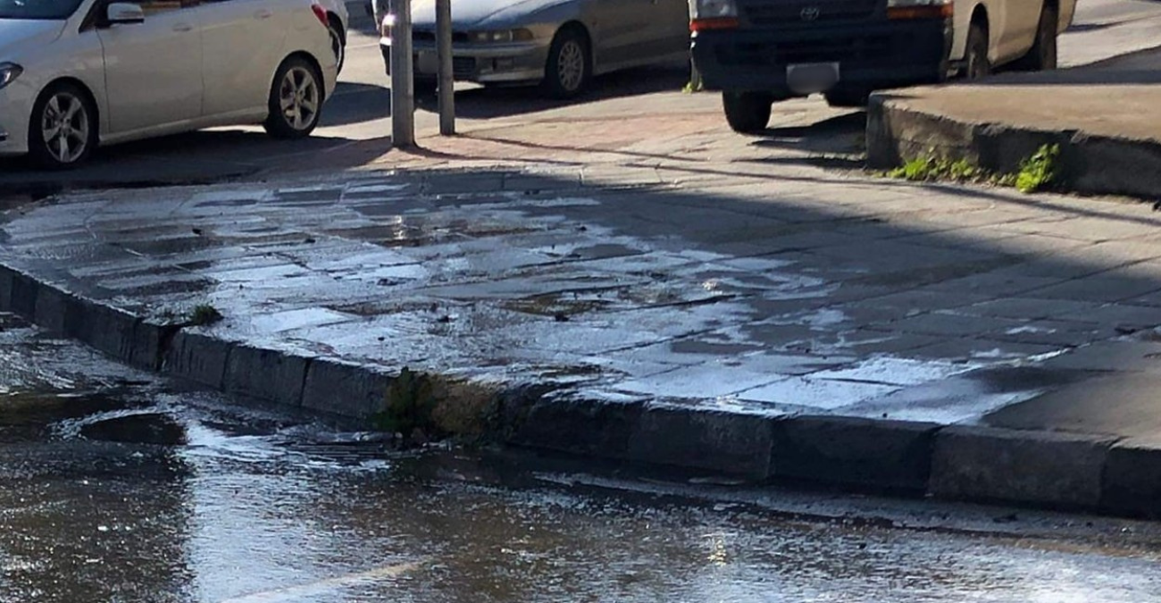 Καταγγελία πολίτη: Τρεις εβδομάδες διαρροή νερού και ακόμη περιμένουν λύση - Eικόνα που εξοργίζει